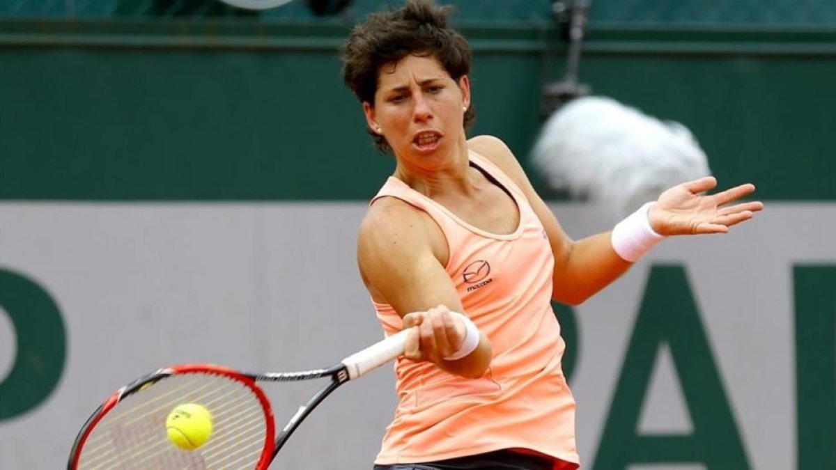 Carla Suárez golpea una bola en su partido ante Siniakova.