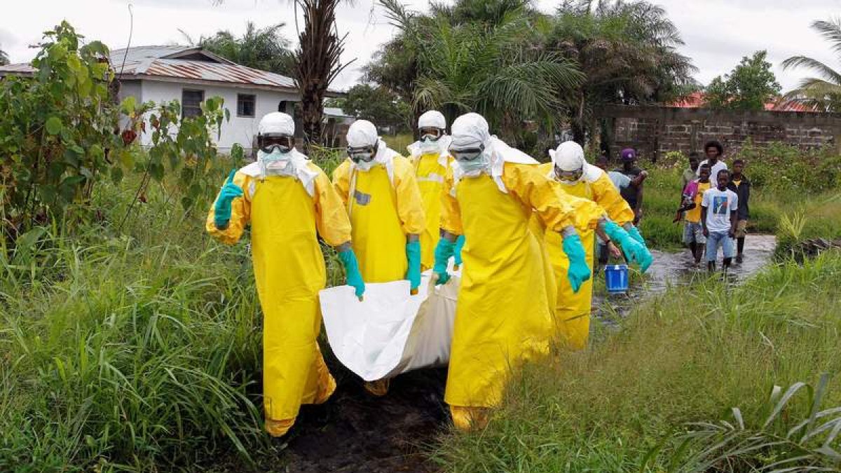 Enfermeras de la Cruz Roja se llevan un cuerpo sospechoso de estar infectado por el ébola en Monrovia, Liberia, en 2014. AHMED JALLANZO
