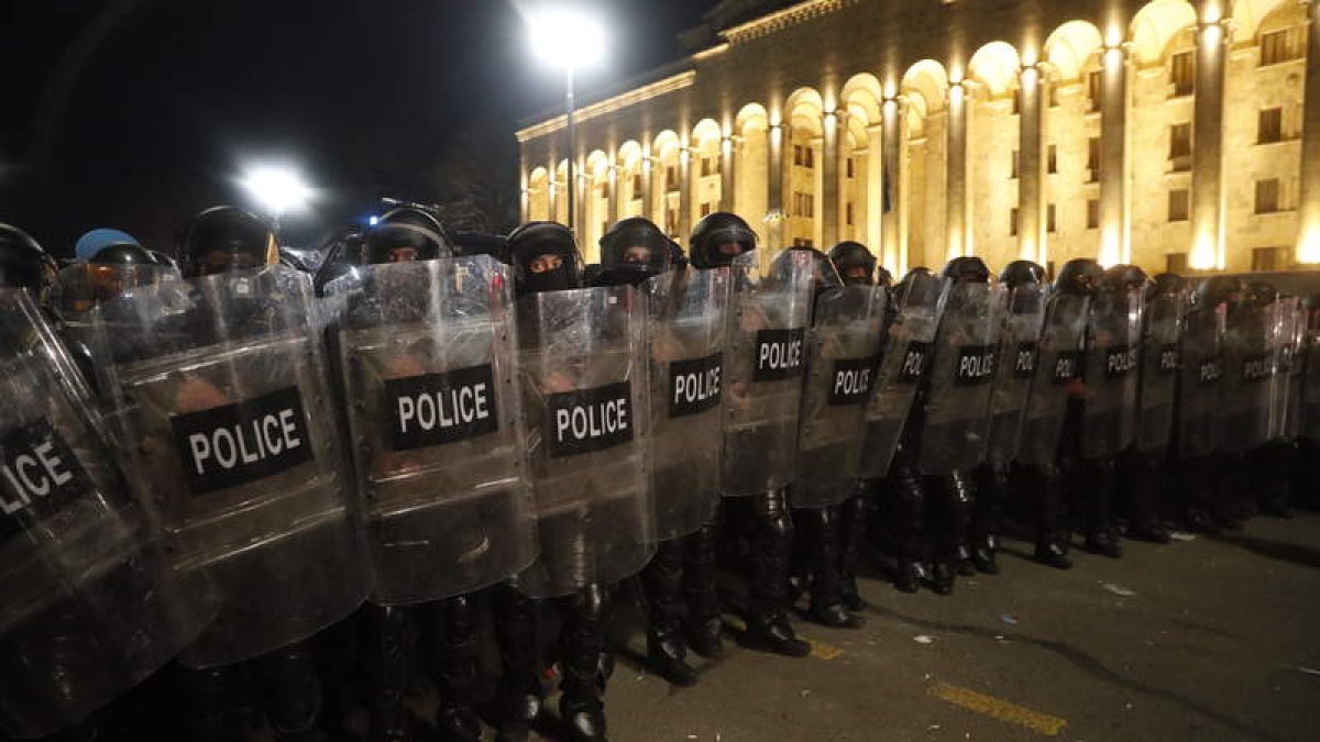 La policía antidisturbios de Georgia ayer, en la capital. ZURAB KURTSIKIDZE
