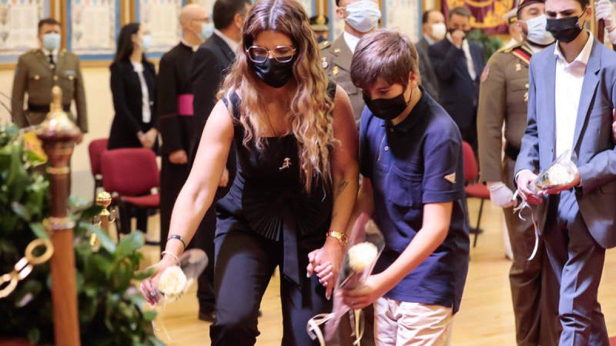 La viuda y el hijo de Gaby, en el último homenaje. MINISTERIO DE DEFENSA