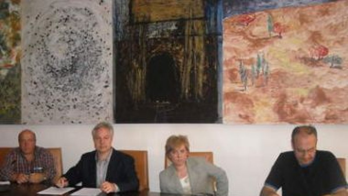El concejal Celestino Pérez, junto a miembros de los grupos que actuarán el sábado en León
