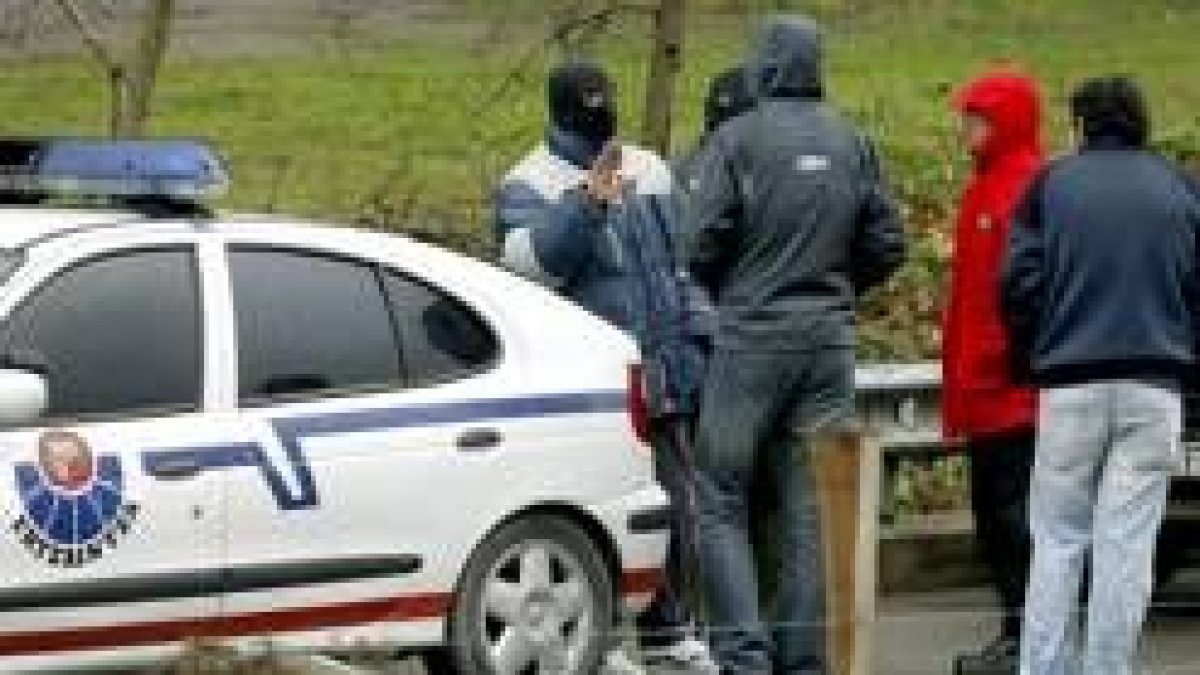 Agentes de la Ertzaintza mantienen cortado el paso al lugar donde se han localizado los explosivos