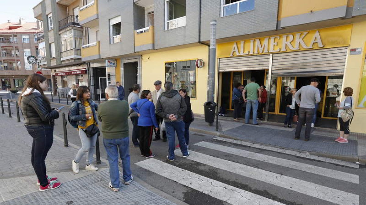 El incidente se produjo al filo de las seis de la mañana en un supermercado de la calle Cervantes. RAMIRO