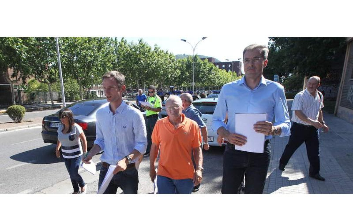 La revisión de los técnicos de la UCI comenzó en la zona de salida y meta, situada en la avenida de la Libertad.