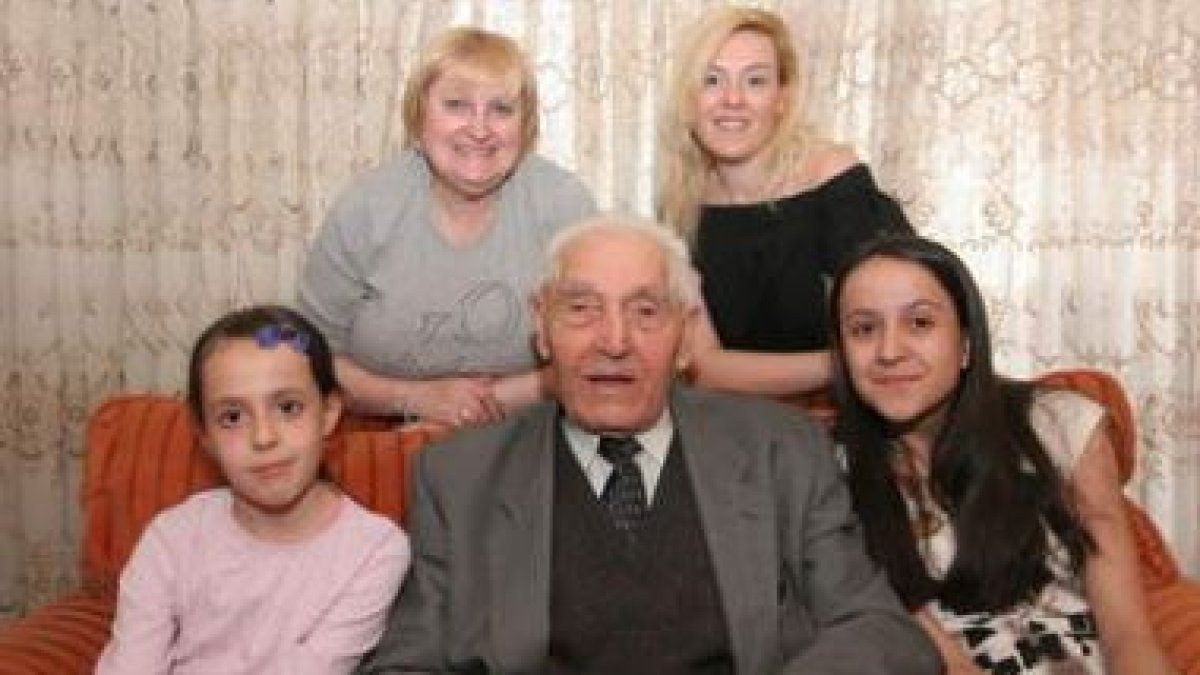 María y Sandra rodean a su bisabuelo, Laureano. Detrás, su hija María Ángeles y su nieta Laura María