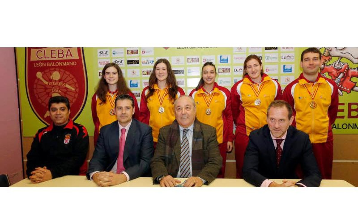 Las cuatro campeonas del Cleba y el entrenador durante el homenaje que se les tributó ayer en el club.