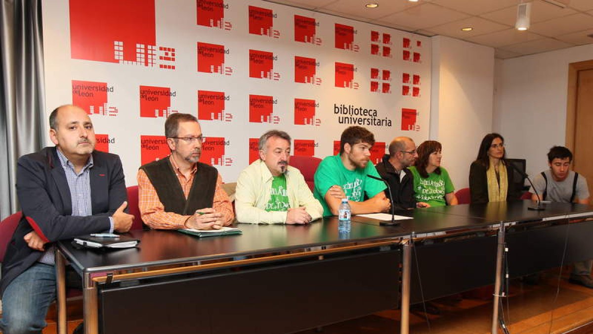 Miembros de la plataforma, en la rueda de prensa de ayer.