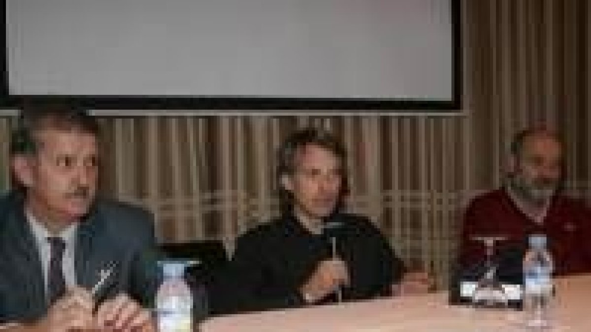 El montañero Jesús Calleja, en el centro, durante su charla sobre alpinismo
