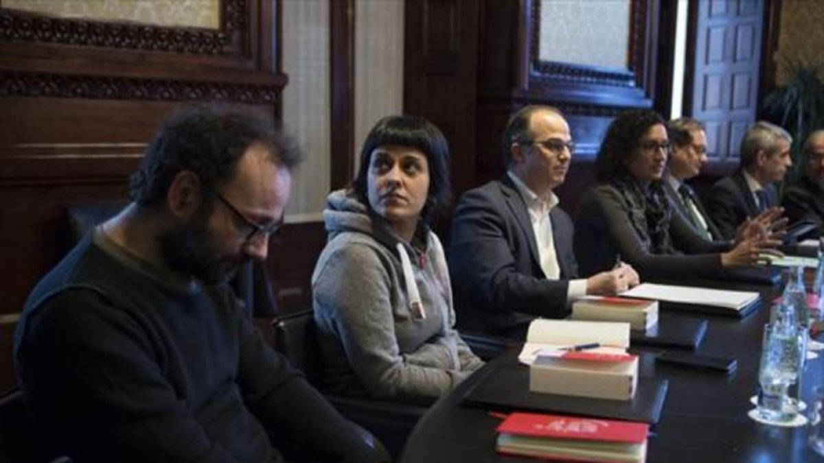 Gabriel, Turull y Rovira, en una junta de portavoces del Parlament.