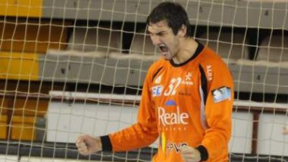 El croata Mirko Alilovic, en un gesto característico, tras realizar una buena parada.