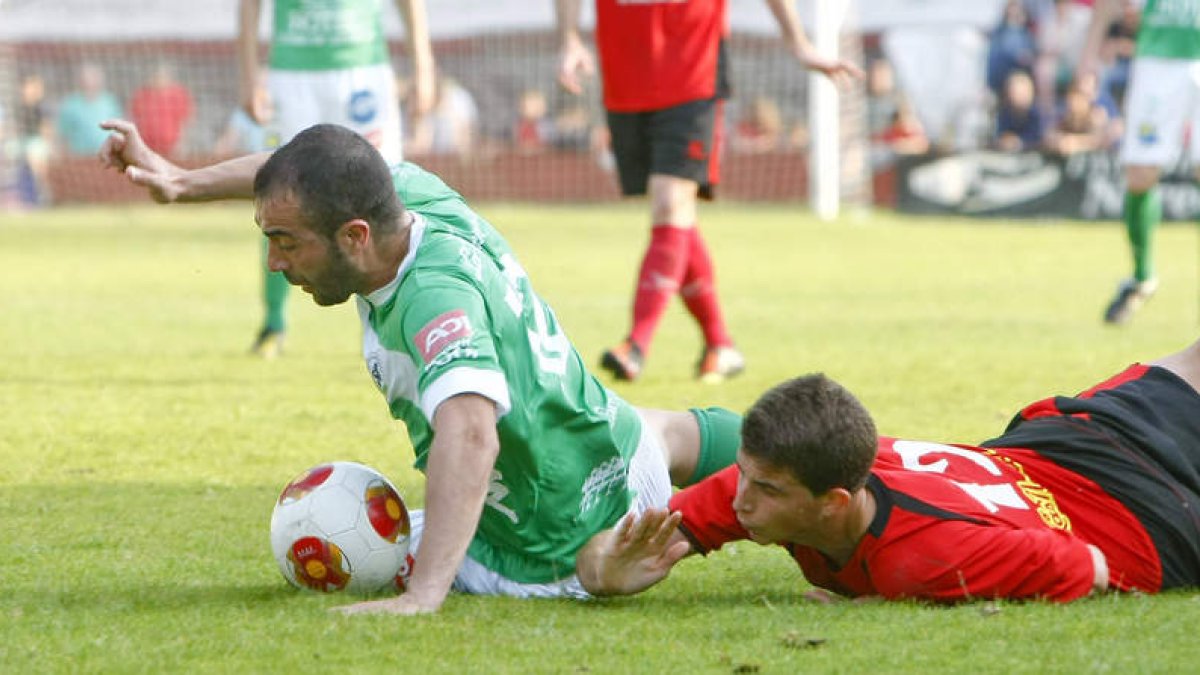 El jugador laredano Fran derriba a Aller cuando éste se iba al ataque de la portería cántabra.