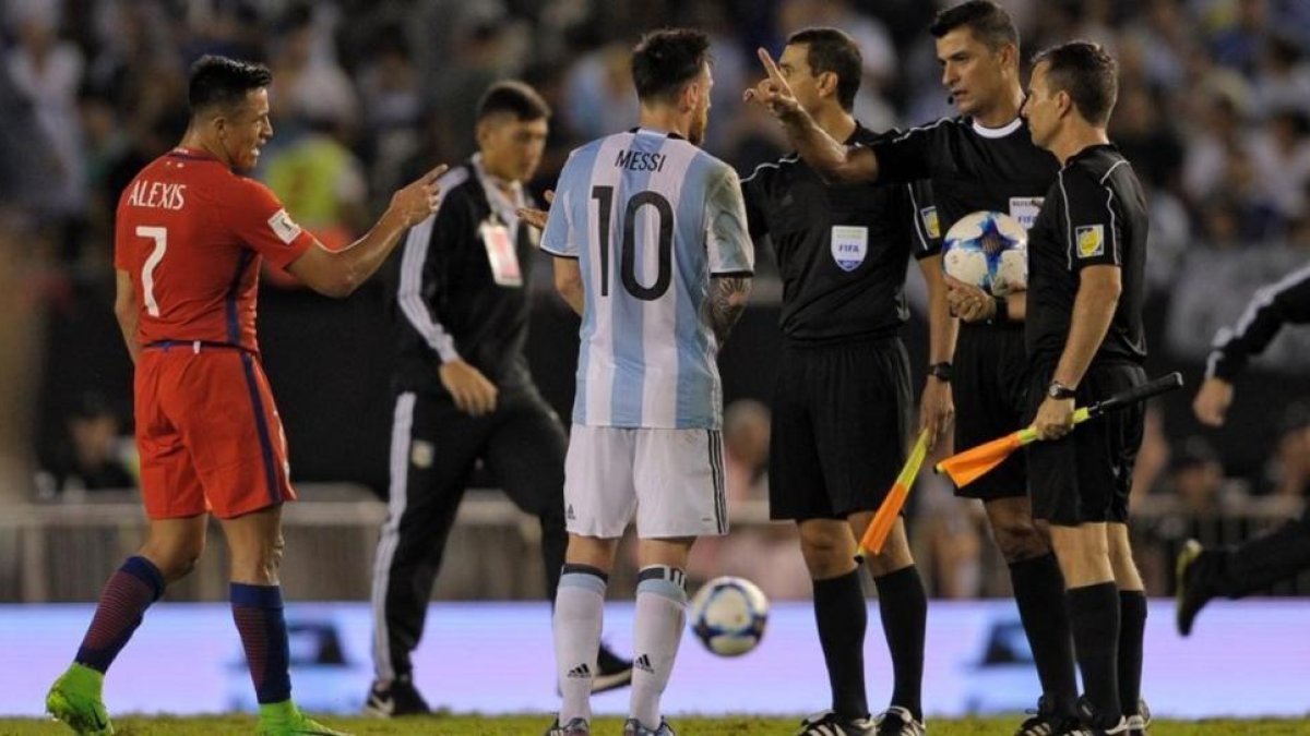 Messi, en el altercado que tuvo con los árbitros del Argentina-Chile del pasado jueves.