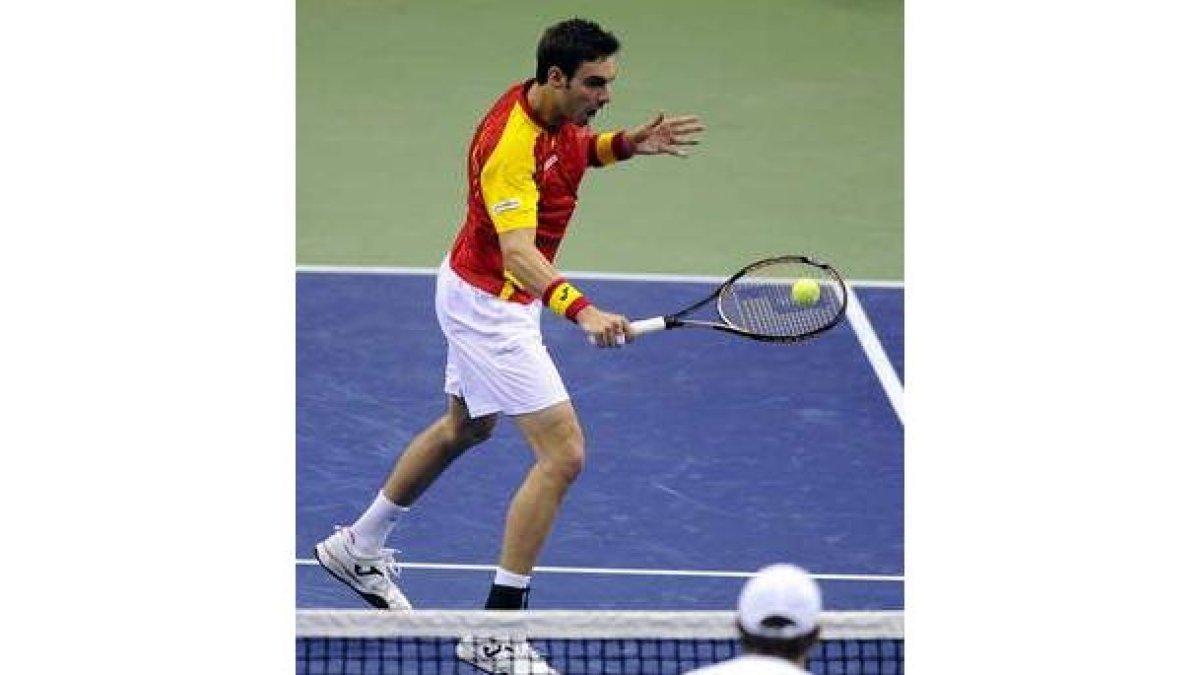 El tenista español Marcel Granollers devuelve la bola ante Estados Unidos en el dobles.