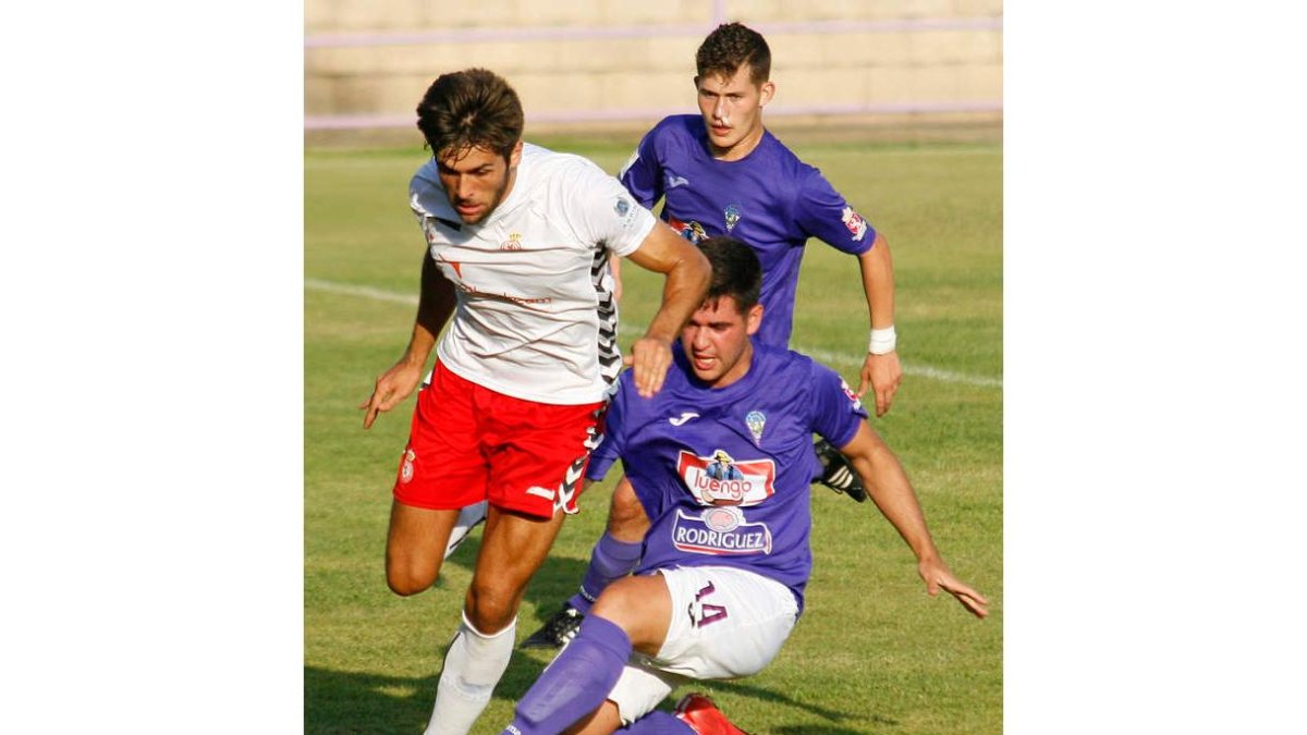 Marcos, con Ramón a su espalda, trata de impedir el avance del culturalista Martínez. F. OTERO PERANDONES