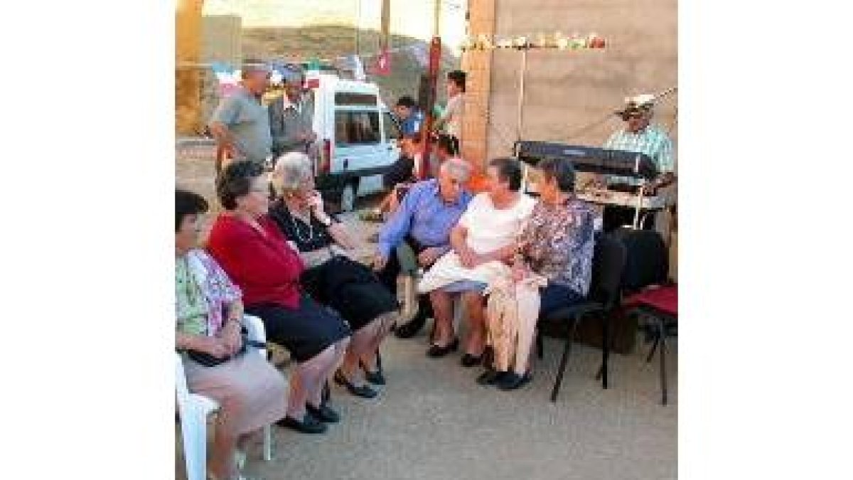 Varios de los asistentes al Día del Amigo de Grajal