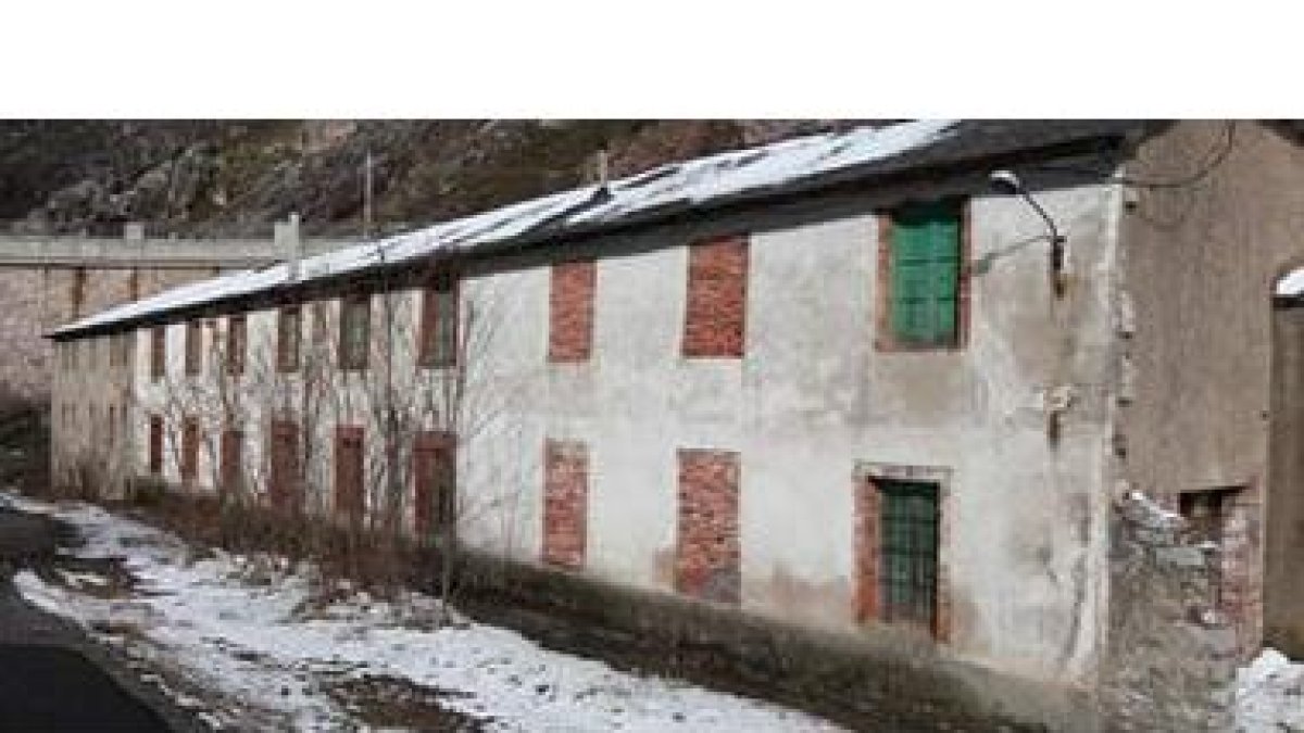 El balneario de Villanueva de la Tercia, ayer, totalmente abandonado a la espera de que se restaure.