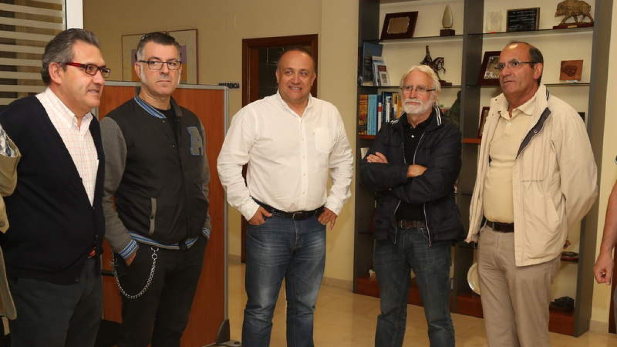 Integrantes de la Mesa de la Energía, ayer en el Consejo. L. DE LA MATA