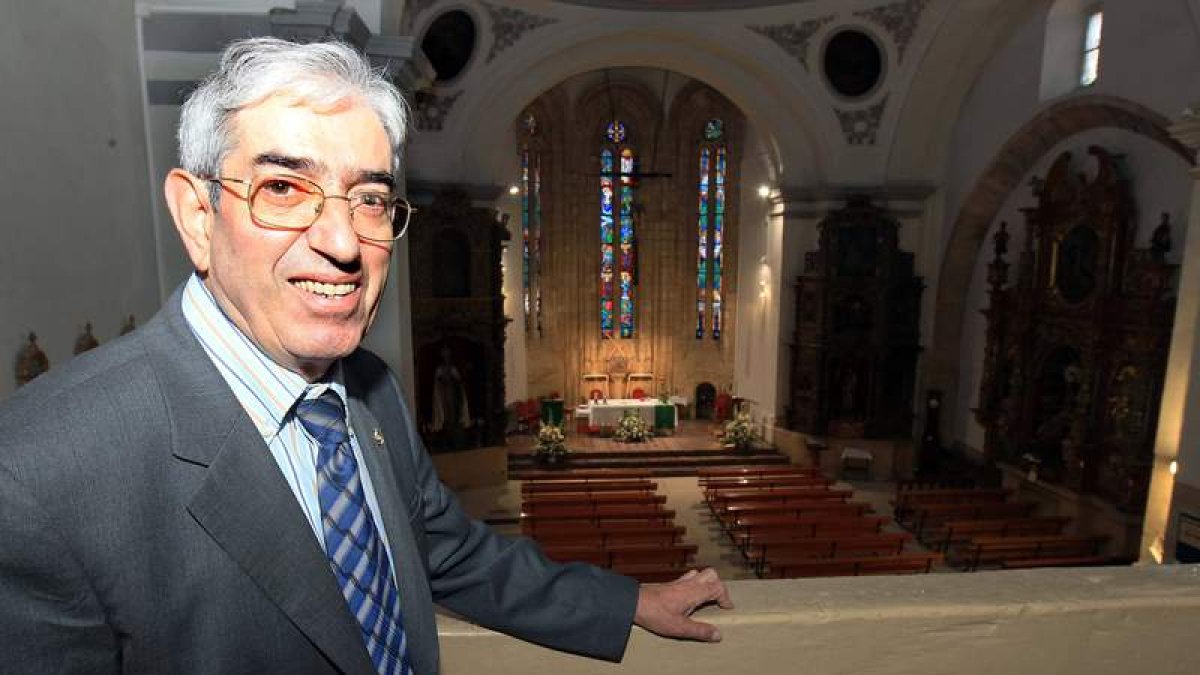 Don Argimiro en el coro de la iglesia de San Martín, de la que ha sido párroco durante 44 años.