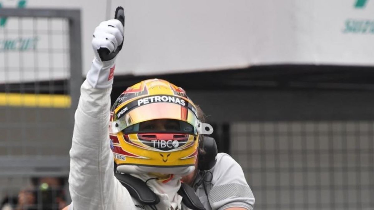 Lewis Hamilton celebra, en Suzuka, su nueva pole en la F-1.