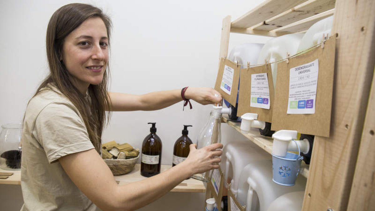 La venta de productos de limpieza y aseo a granel, novedad de la tienda  de Ángela Fernández. FERNANDO OTERO