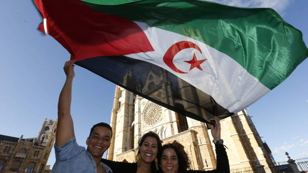 Salmou Bar, Daniela Mohamed y Hadi Alali, tres de los niños que vivían en los campos de refugiados de Tinduf.