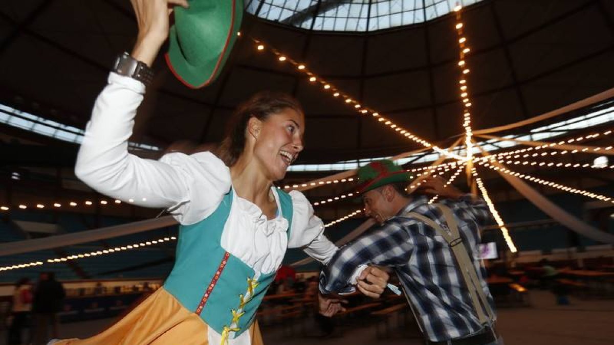 Bailes y diversión en la inaguración de la Oktober Fest en la Plaza de Toros de León