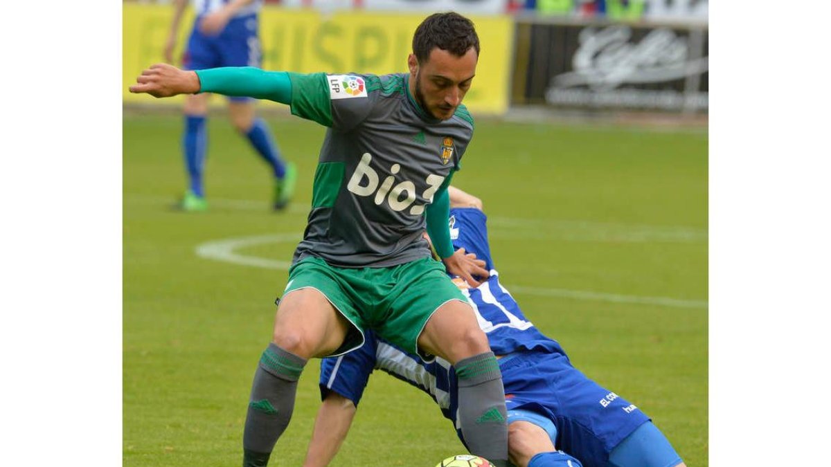 Aguza, que volvió a jugar en la banda izquierda, protege el balón ante la entrada de un jugador del Alavés. PAULINO ORIBE