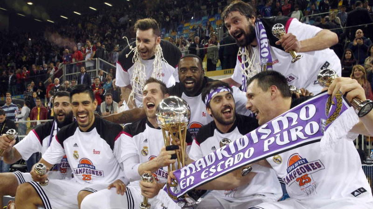 Los jugadores del Madrid celebran el triunfo en la Copa ante el Barcelona.