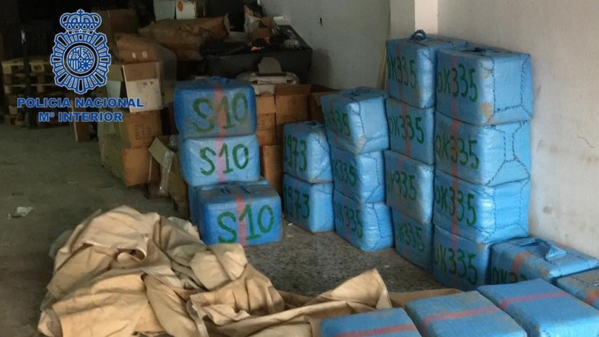 La Policía Nacional incauta mas de 2.300 kilos de hachís en Barcelona gracias a la información anónima de un ciudadano.