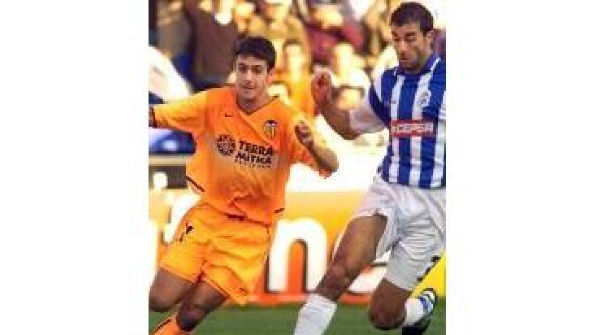 El valenciano Aimar y Arpón (derecha), luchan por controlar un balón