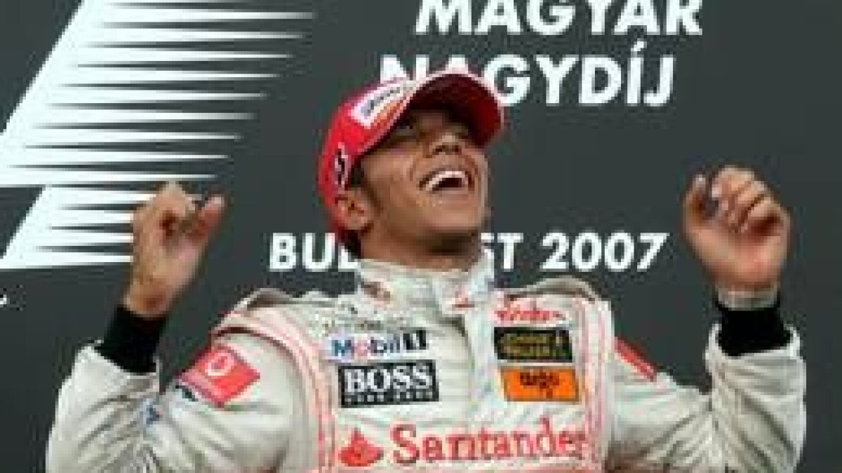 Hamilton celebra su victoria en el podio aunque no recibió felicitaciones de nadie de McLaren