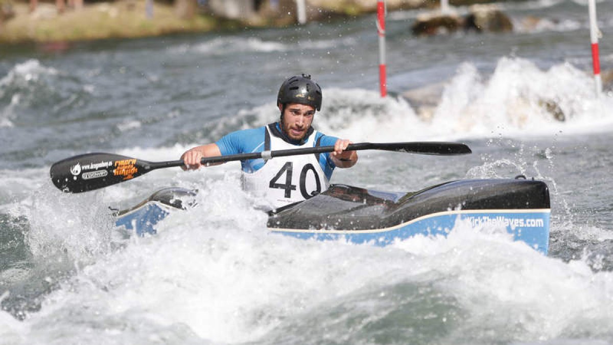 El palista leonés Guillermo Fidalgo es doble campeón de España de K-1 en aguas bravas. JESÚS F. SALVADORES