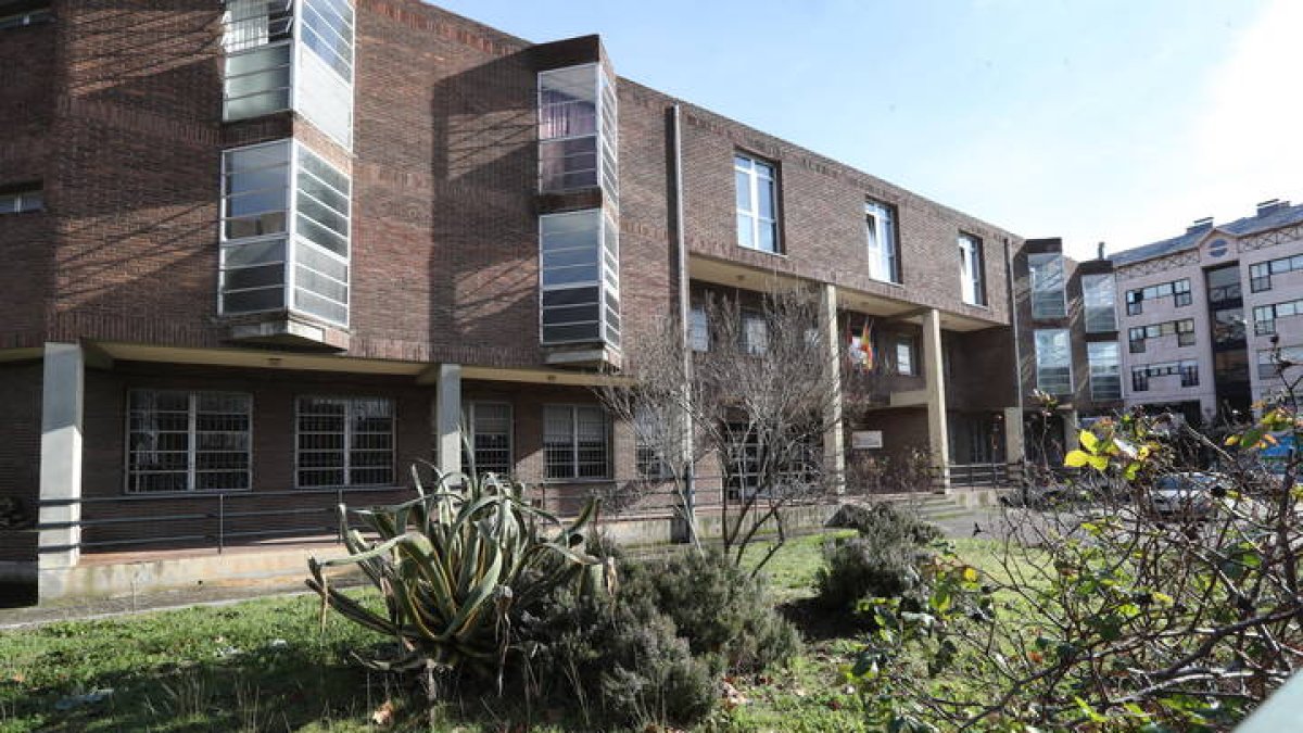 Edificio de la escuela hogar de Ponferrada. ANA F. BARREDO