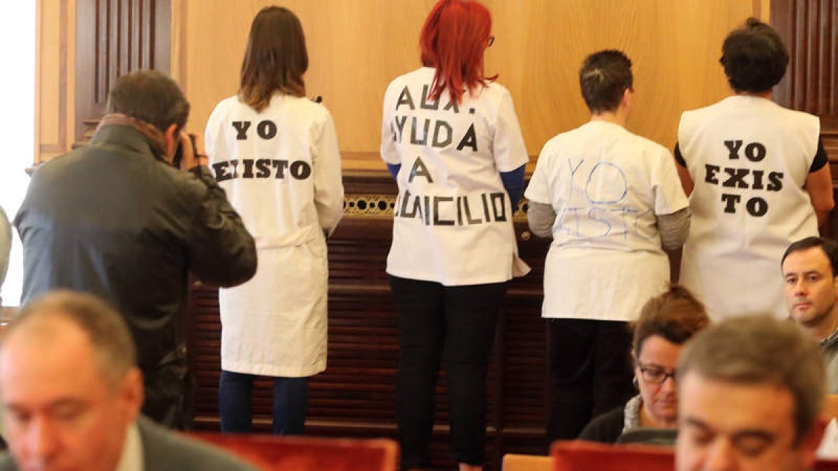 Trabajadoras de Carflor, en el pleno municipal. RAMIRO