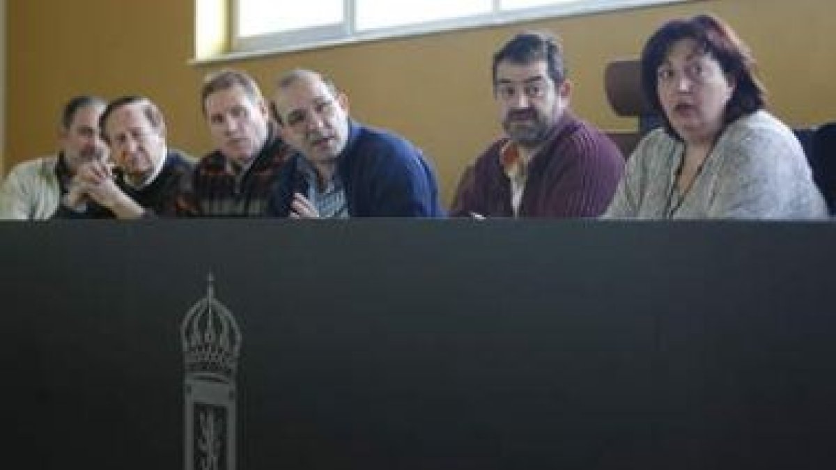 Parte del equipo de Gobierno de Sariegos escucha las explicaciones de la oposición durante un pleno