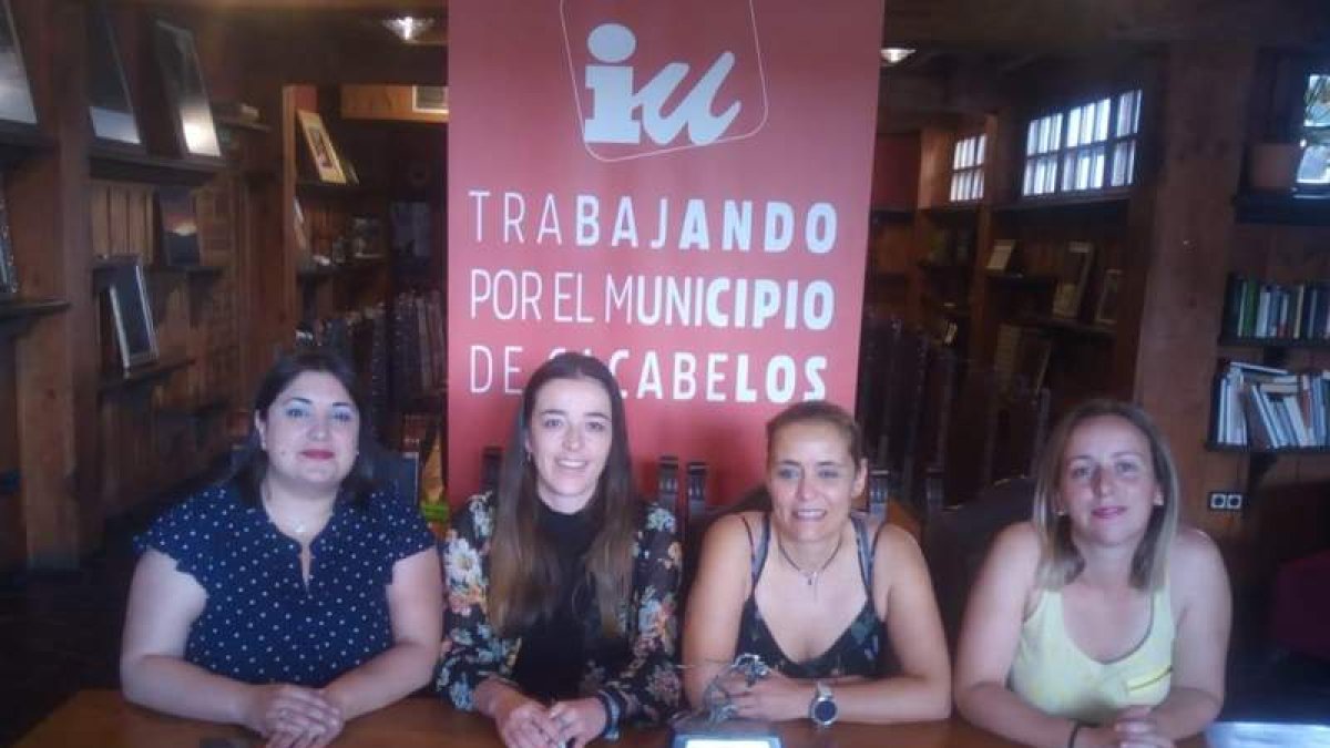 Las concejalas de IU y de SxC ayer en Cacabelos. DL