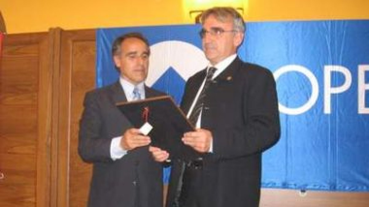 Juan José Alonso Perandones entregó el reconocimiento a Juan Carlos Fernández.