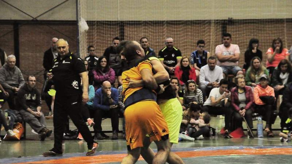 Jesús Martínez y Rubén Cerezal, durante uno de los combates. DL