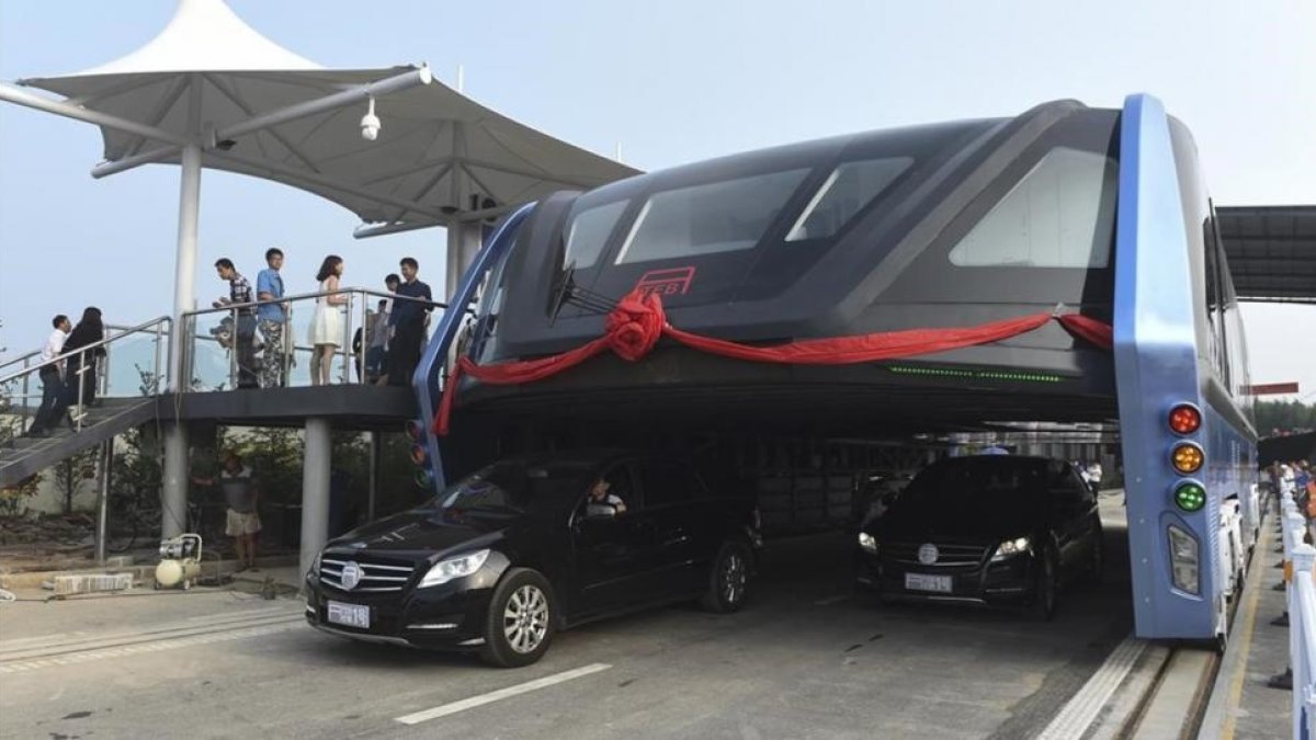 Una imagen del prototipo del autobús elevado.