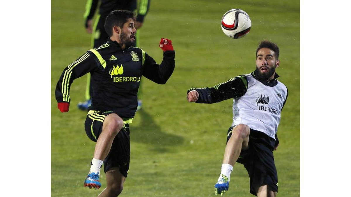 Los jugadores de la Selección, Isco y Daniel Carvajal, durante un entrenamiento.
