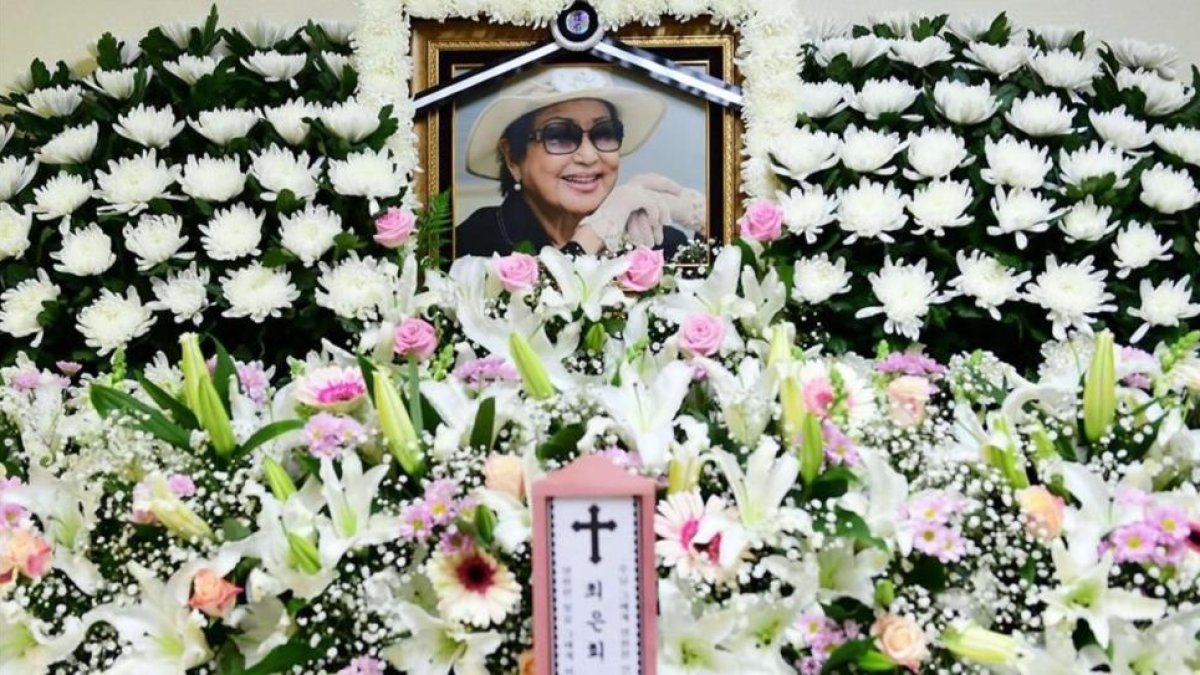 Homenaje floral a la actriz surcoreana Choi Eun-hee.