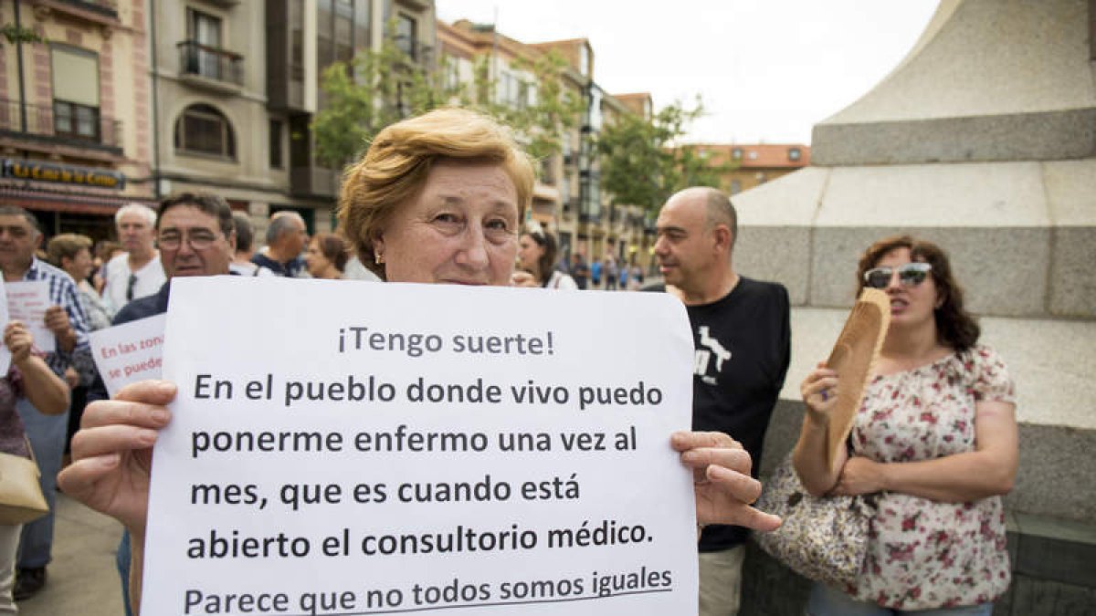 El sindicato defiende el derecho a un buen acceso a los servicios públicos sanitarios. FERNANDO OTERO