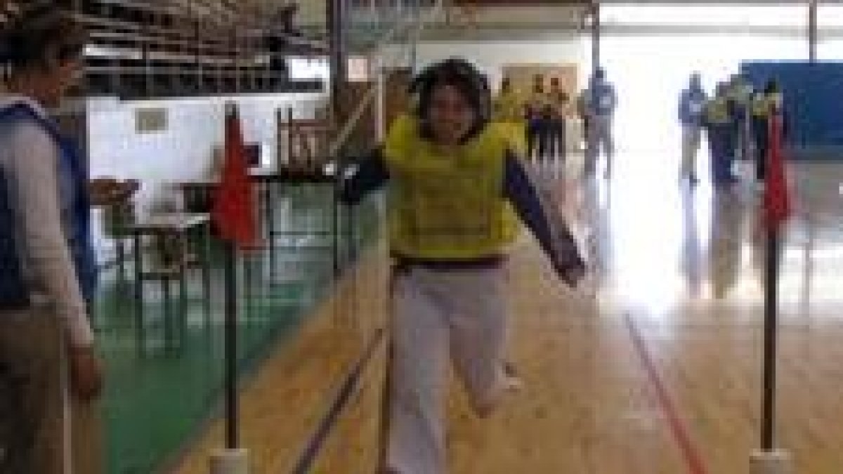 Una atleta llega a la meta en una prueba de velocidad