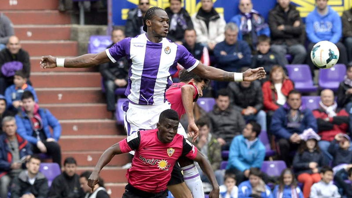 El delantero del Real Valladolid se impone en un salto a Helder Barbosa y Tébar.