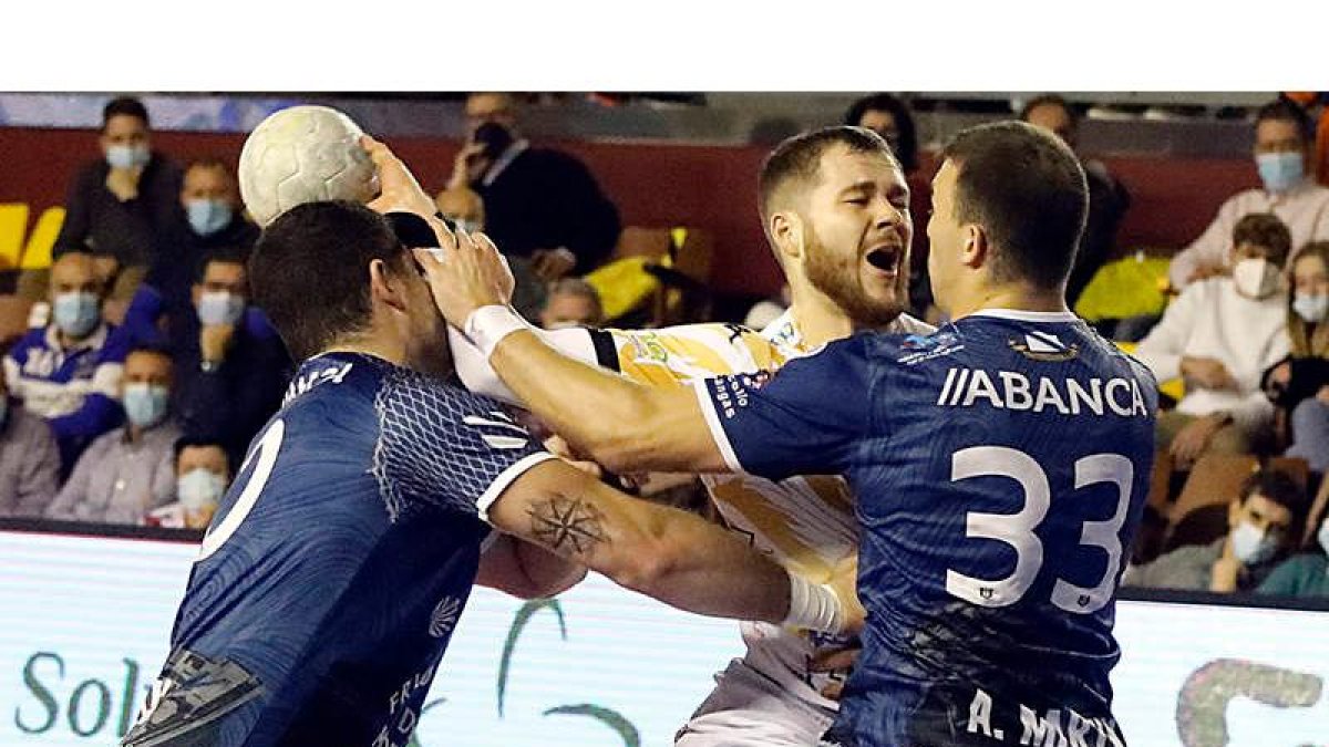 Virbauskas lo intentó en todo momento pero no tuvo una de sus mejores actuaciones con la camiseta del Ademar, lastrado también por la defensa del Cangas. MARCIANO PÉREZ