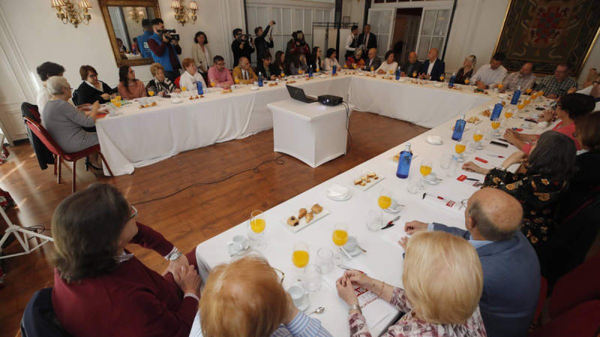 Diez, presidiendo la mesa, con los representantes de la treintena de asociaciones y entidades. RAMIRO