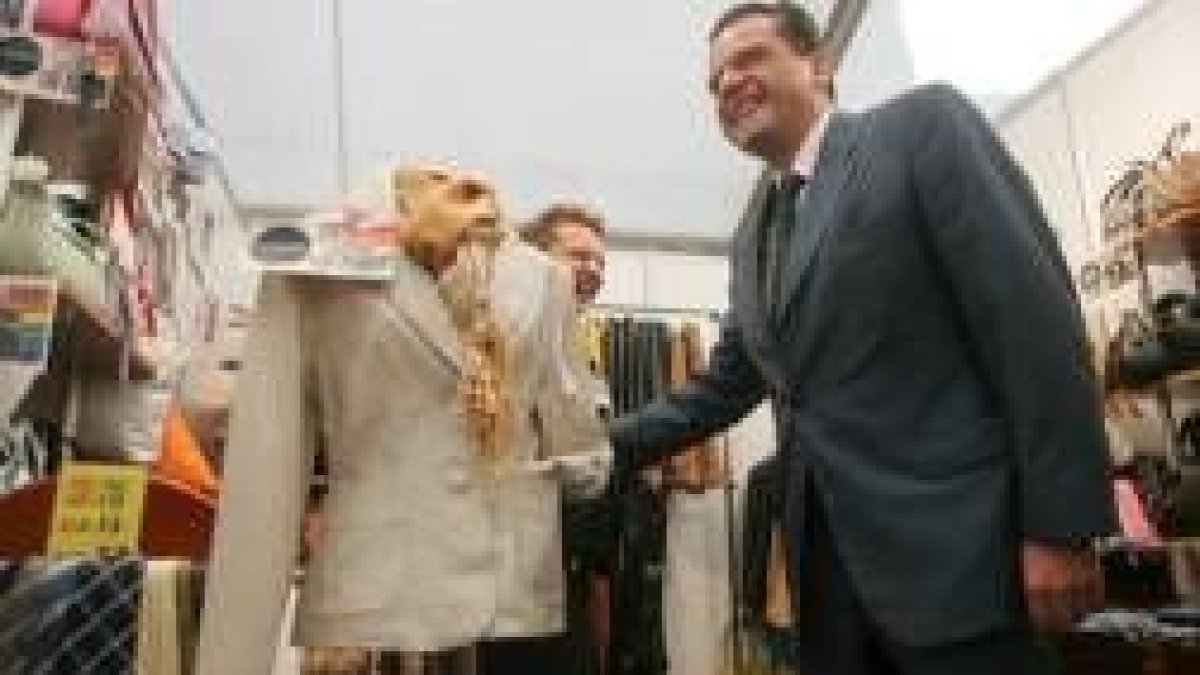 En el recinto comercial se puede adquirir desde una bola del mundo hasta cualquier prenda de vestir