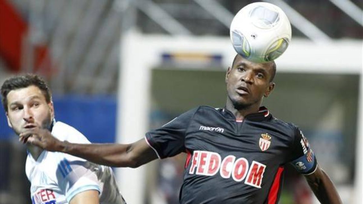 Abidal, en un partido con el Mónaco.
