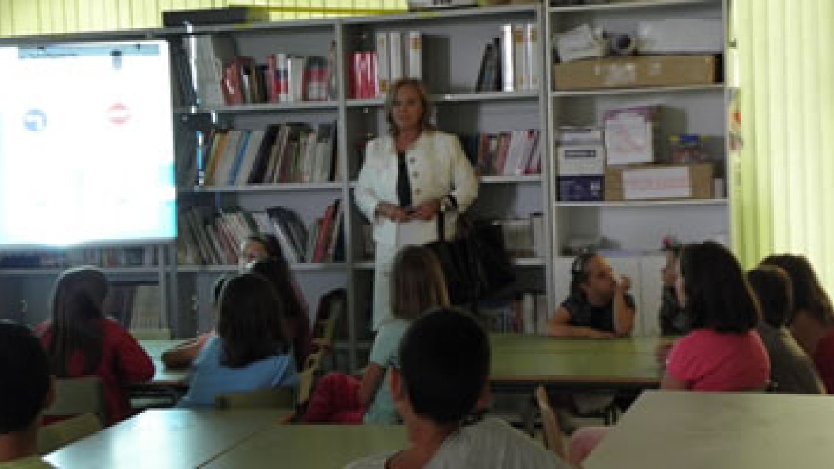 La concejala de Medio Ambiente participó ayer en una de las charlas a alumnos de primaria.