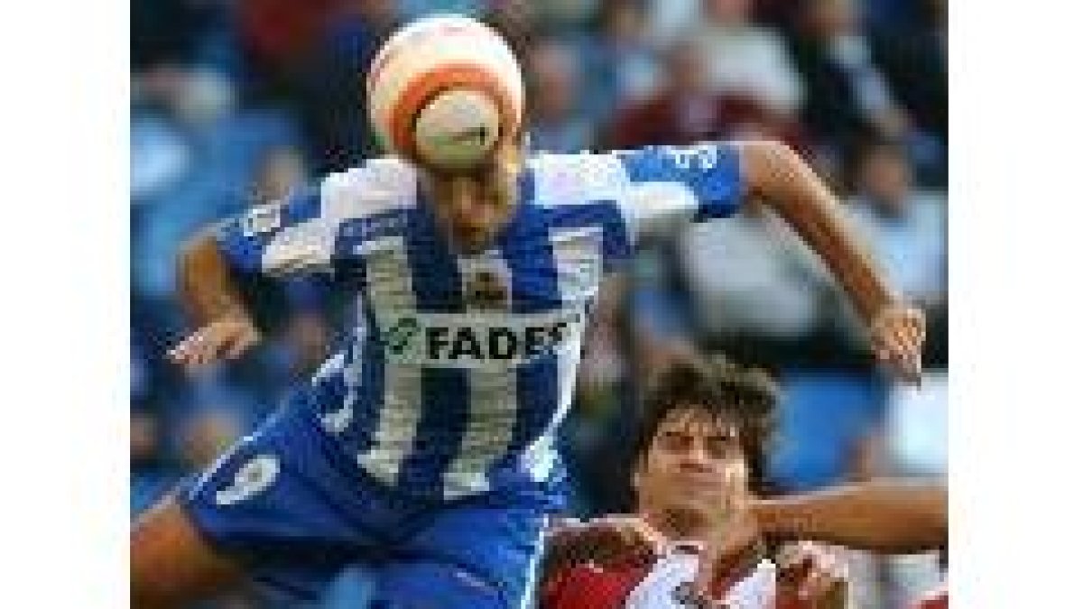 Tristán golpea el balón con la cabeza rodeado de contrarios